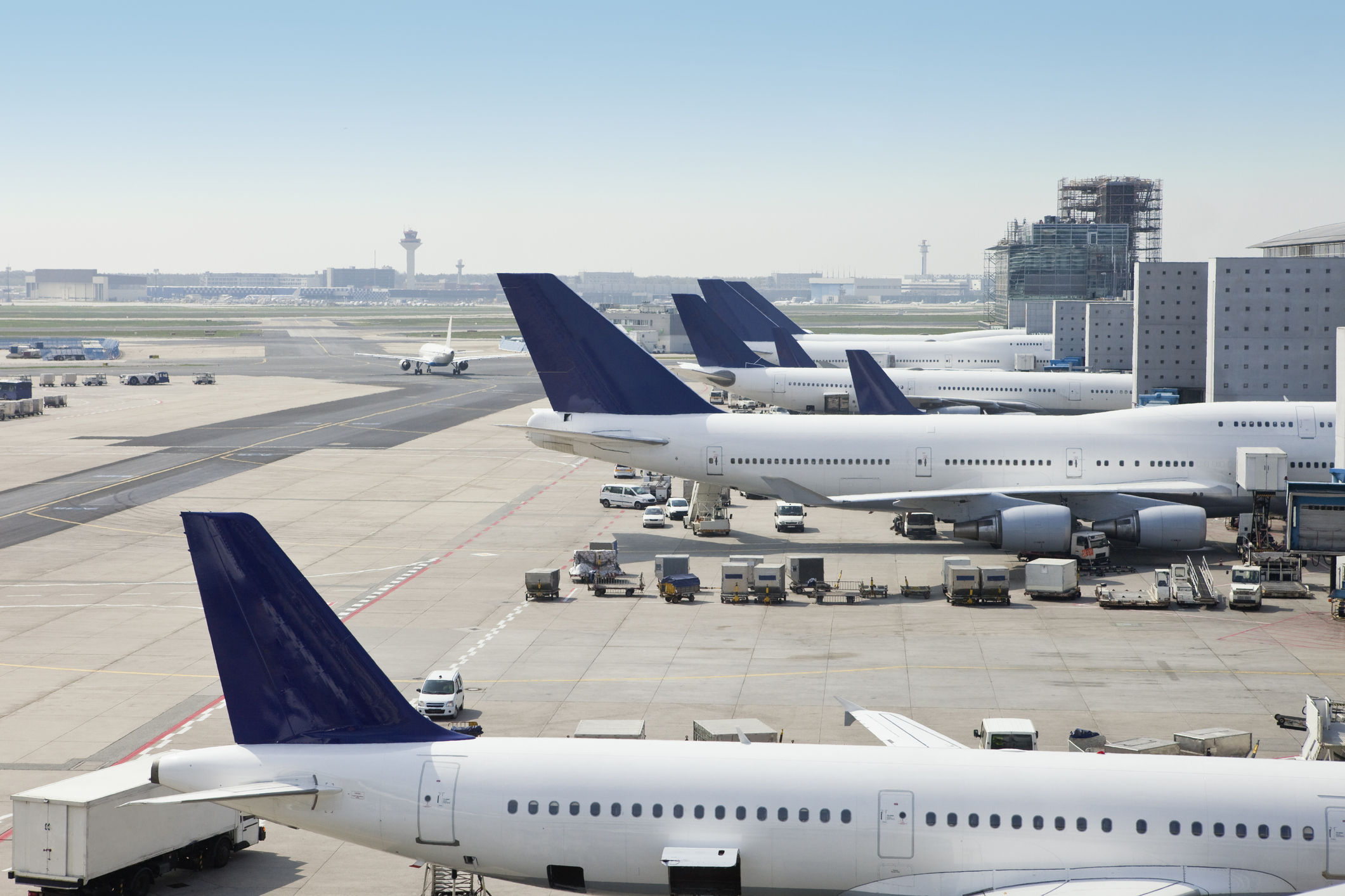 Aviones estacionados en aeropuerto
