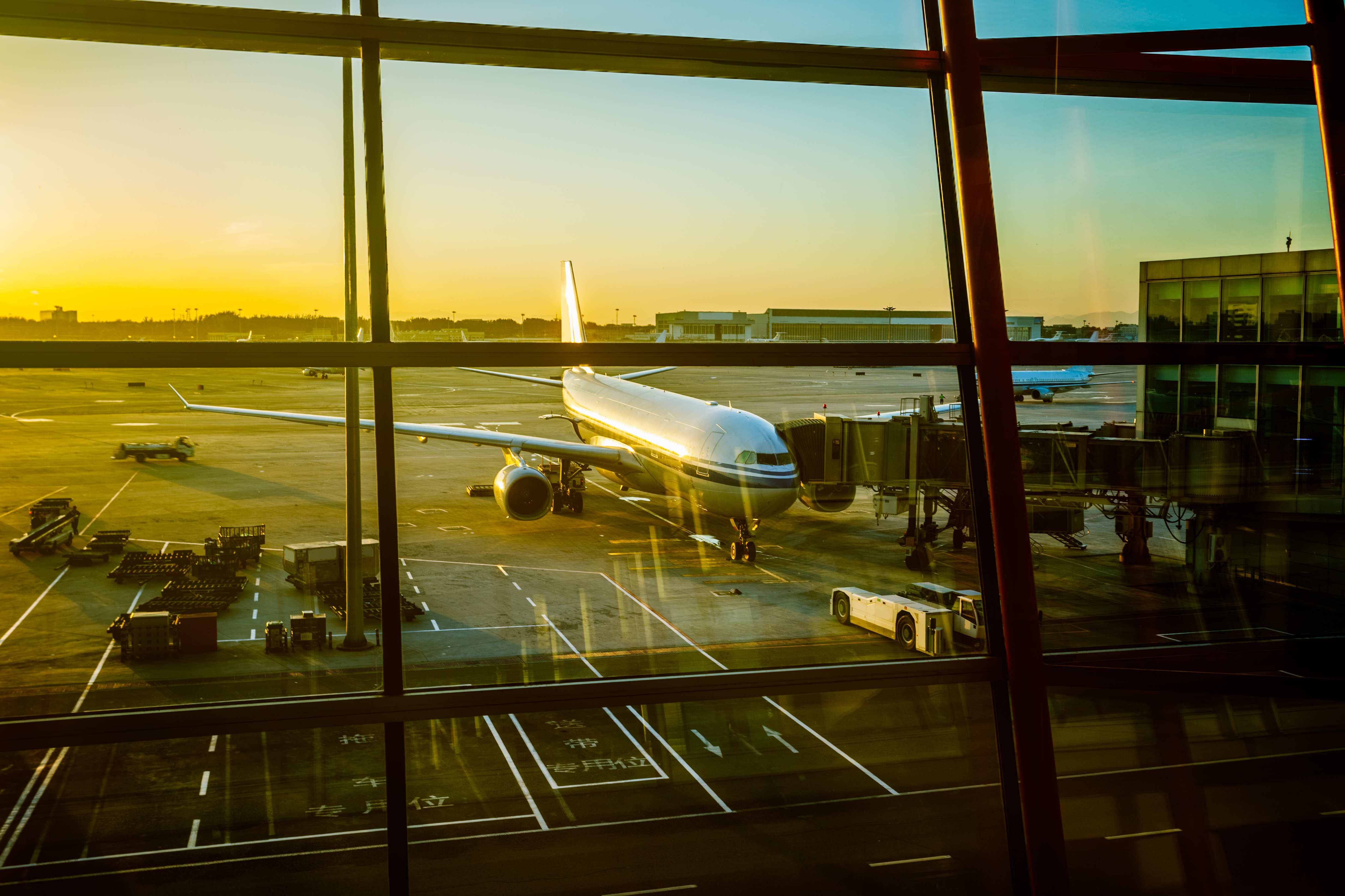 Avión abordando al atardecer