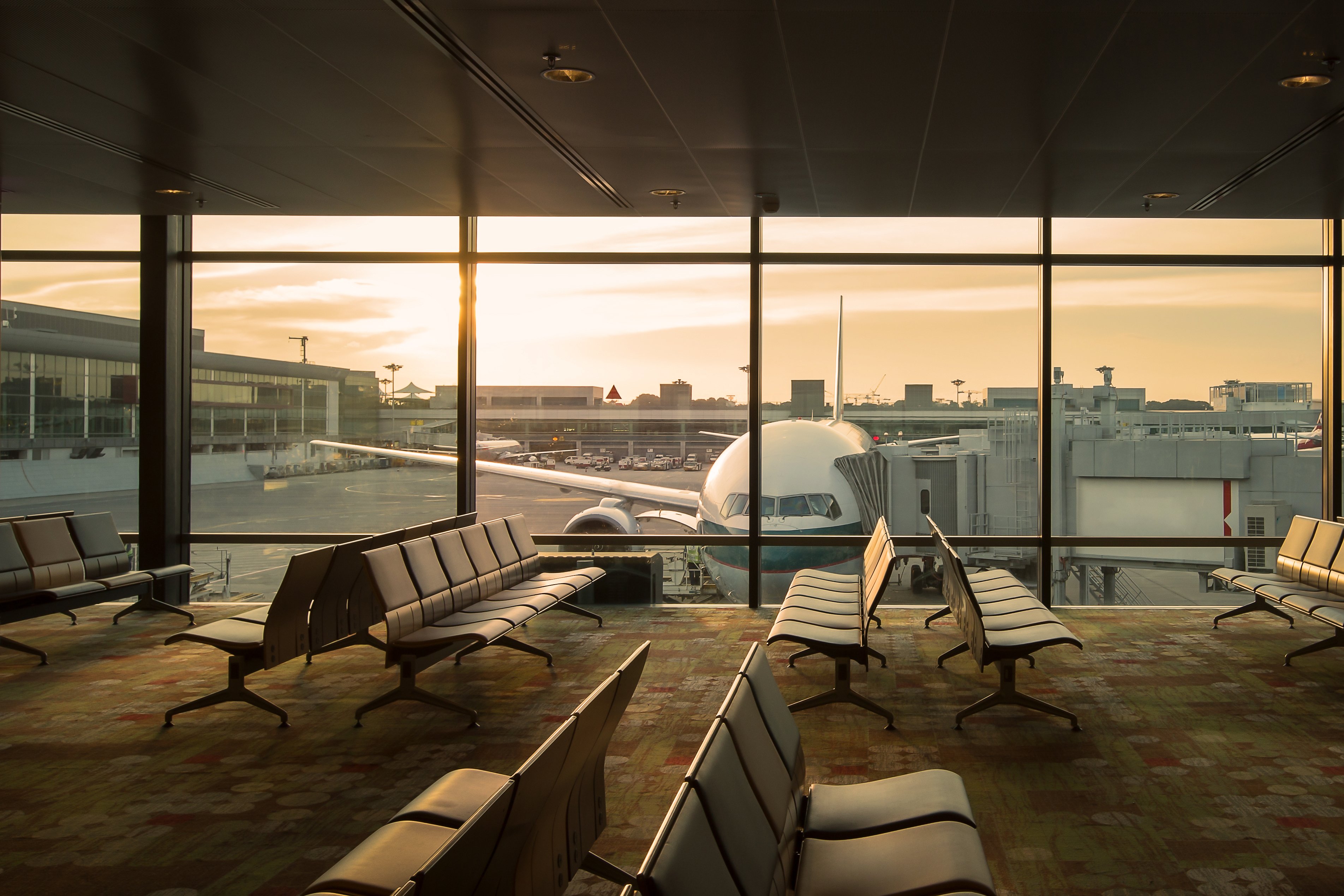 Sala de embarque al atardecer en aeropuerto