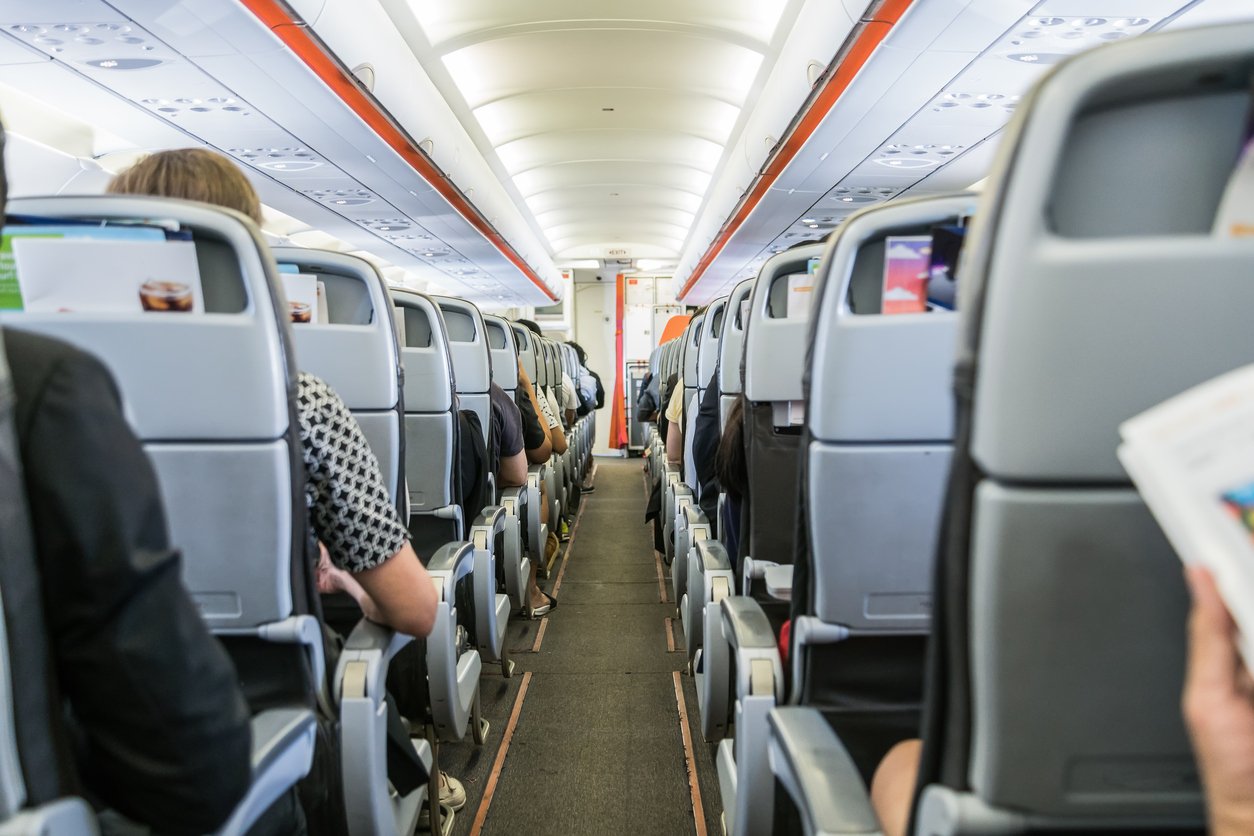 Interior de un avión con pasajeros