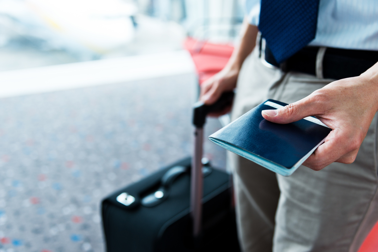 Pasajero con pasaporte y maleta en aeropuerto