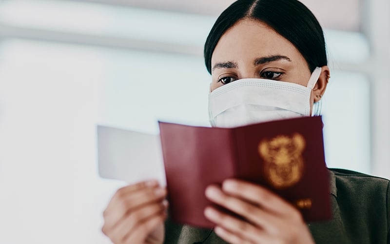 Mujer revisando pasaporte